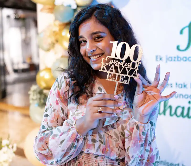 Sumbul Touqeer Celebrates 100 Episodes of Kavya 